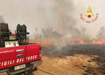 I Vigili del fuoco impegnati in azioni di contrasto agli incendi boschivi in provincia di Crotone