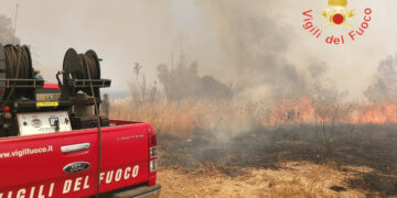 I Vigili del fuoco impegnati in azioni di contrasto agli incendi boschivi in provincia di Crotone