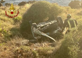 Incidente stradale a Capo Rizzuto, auto finisce fuori strada e precipita oltre 10 mt: salvo il conducente