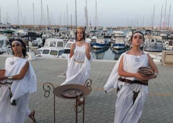Le dolci voci del Coro della scuola “Anna Frank” danno l’arrivederci ai partecipanti della tappa crotonese del Giro D’Italia a Vela – Nastro Rosa Tour