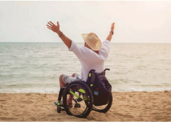 Crotone, “Nessuno si senta escluso”: servizio di balneazione assistita per le persone con diversa abilità