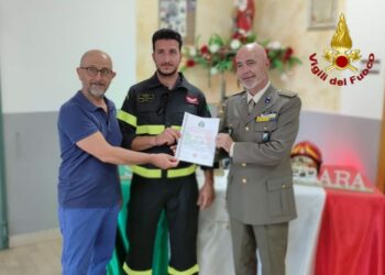 Consegna riconoscimento al VE Matteo Carvelli per collaborazione esercitazione Corpo Militare di Croce Rossa Italiana