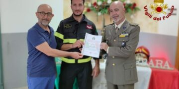 Consegna riconoscimento al VE Matteo Carvelli per collaborazione esercitazione Corpo Militare di Croce Rossa Italiana