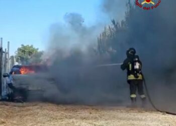 Crotone, incendio a Gabella e scoppio di una bombola GPL: tragedia sfiorata