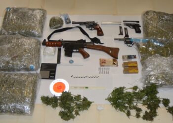 Crotone, intervento massiccio della Polizia di Stato nel quartiere Fondo Gesù: sequestro di armi e droga, un arresto