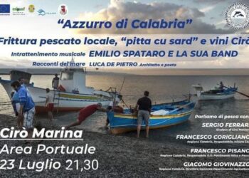 “Azzurro di Calabria” questa sera Frittura del pescato locale, Pitta cu sard e Vino Cirò con musica Emilio Spataro e racconti Luca De Pietro
