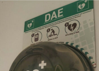 Cirò, 60enne ha un infarto a casa ma nessuno pensa di poter utilizzare il defribillatore situato in Piazza