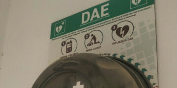 Cirò, 60enne ha un infarto a casa ma nessuno pensa di poter utilizzare il defribillatore situato in Piazza