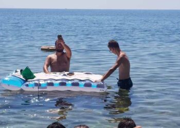 Don Mattia celebra la Messa in mare insieme ai ragazzi della sua parrocchia a conclusione campo legalità di Libera