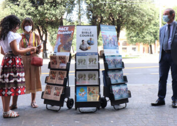 Dopo 2 anni di pandemia i Testimoni di Geova tornano a contattare le persone nei luoghi pubblici