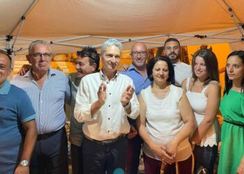 Il neo sindaco Mario Sculco celebra la sua vittoria con il suo gruppo “Progetto Cirò”