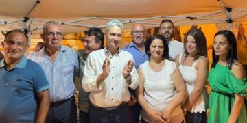 Il neo sindaco Mario Sculco celebra la sua vittoria con il suo gruppo “Progetto Cirò”