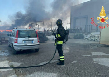Squadre dei vigili del fuoco del comando di Crotone impegnate in loc. Passovecchio per un incendio