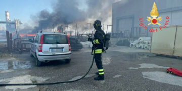 Squadre dei vigili del fuoco del comando di Crotone impegnate in loc. Passovecchio per un incendio