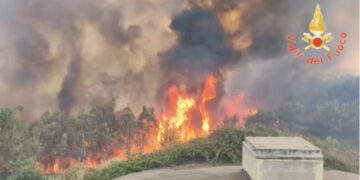 Vasto incendio macchia mediterranea e zona boscata in loc Brasimato tra i comuni di Crotone e Rocca di Neto