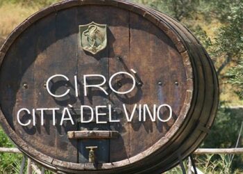 Il 12 Agosto si ritorna a sentire il tintinnio dei calici e il profumo del buon vino per le vie del vecchio Borgo Cirotano