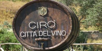 Il 12 Agosto si ritorna a sentire il tintinnio dei calici e il profumo del buon vino per le vie del vecchio Borgo Cirotano