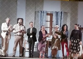 Cirò, tutto esaurito per la brillante commedia: “Finchè c’è la salute” della Compagnia Teatrale Apollo Aleo andata in scena nell’antico borgo