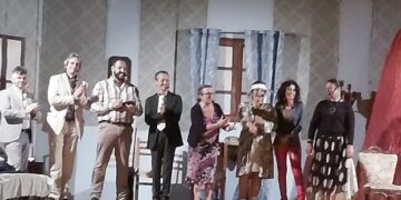 Cirò, tutto esaurito per la brillante commedia: “Finchè c’è la salute” della Compagnia Teatrale Apollo Aleo andata in scena nell’antico borgo