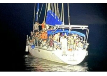 Imbarcazione carica di 68 migranti lasciata alla deriva delle coste crotonesi: rintracciati e sottoposti a fermo gli scafisti