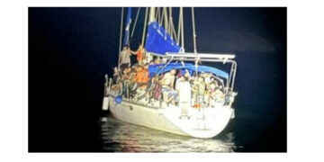 Imbarcazione carica di 68 migranti lasciata alla deriva delle coste crotonesi: rintracciati e sottoposti a fermo gli scafisti