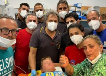 Crotone, i vigili del fuoco estraggono manubrio bicicletta dall’addome di un bambino