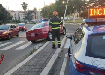 Crotone, auto finisce contro un palo della luce: illeso il conducente