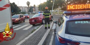 Crotone, auto finisce contro un palo della luce: illeso il conducente
