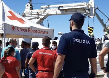 Crotone, sbarco di migranti dalla nave Diciotti: in carcere 6 egiziani