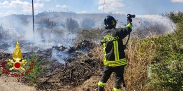 Incendio adiacente Capannoni in località Papaniciaro, intervengono i Vigili del Fuoco di Crotone e Cirò Marina