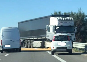 Incidente stradale sulla SS106, scontro frontale auto contro tir: muore donna 40enne