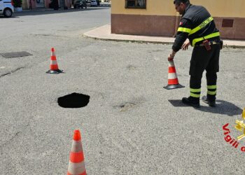 Voragine aperta su strada a Crotone: Vigili del fuoco e Carabinieri pronti all’intervento