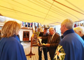 L’ANIIOC di Crotone premia la nave Amerigo Vespucci con un attestato di benemerenza