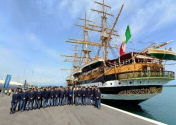 Crotone, la Polizia di Stato fa visita alla nave Amerigo Vespucci