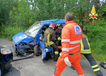 Grave incidente sulla SP a Carfizzi: due feriti estratti dai vigili del fuoco, intervento di due elisoccorsi