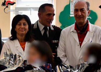 Crotone, i Carabinieri donano delle Uova di Pasqua ai piccoli pazienti del Reparto di Pediatria dell’Ospedale “San Giovanni di Dio”