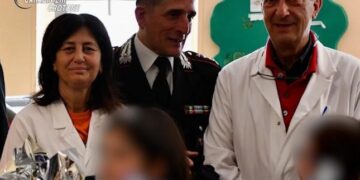 Crotone, i Carabinieri donano delle Uova di Pasqua ai piccoli pazienti del Reparto di Pediatria dell’Ospedale “San Giovanni di Dio”