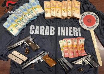 Crotone, armi clandestine e quasi 50.000 euro in contanti: arrestati due uomini campani