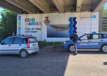 Cirò Marina, controlli a tappeto della Polizia di Stato: denunce, sanzioni e verifiche su stranieri e circoli ricreativi