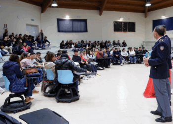 La Polizia al Liceo di Mesoraca: studenti formati all’uso consapevole del web e degli smartphone