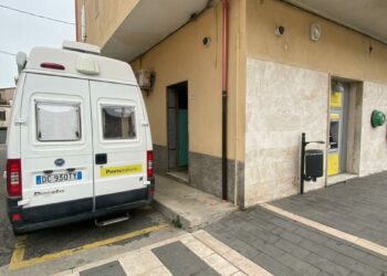 Strongoli, Poste Italiane ancora in un camper: il Sindaco Benincasa chiede una nuova sede