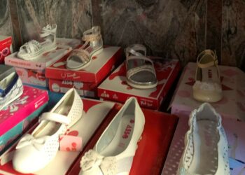 Cirò, l’associazione Ada dona scarpe a famiglie in difficoltà: «Un aiuto concreto per chi ha bisogno»