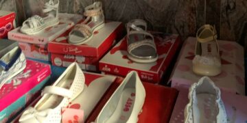 Cirò, l’associazione Ada dona scarpe a famiglie in difficoltà: «Un aiuto concreto per chi ha bisogno»