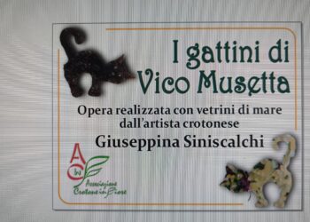 Crotone, vico Musetta si arricchisce di arte e amore: nuovi gattini di mare per il centro storico