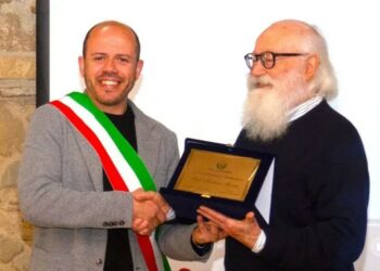 Strongoli conferisce la cittadinanza onoraria al professore Lorenzo Berna, artefice della rinascita del centro storico