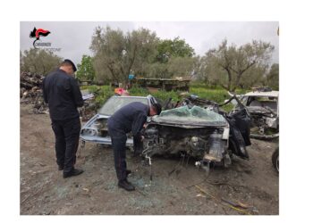 Petilia Policastro, autodemolizione abusiva, sequestrati oltre 200 autoveicoli
