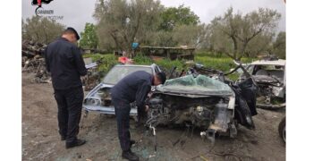 Petilia Policastro, autodemolizione abusiva, sequestrati oltre 200 autoveicoli