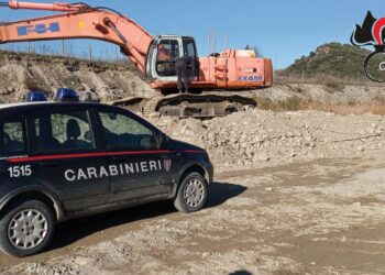 Terravecchia, estrazione abusiva nel fiume Nicà: tre arresti per furto aggravato e reati ambientali