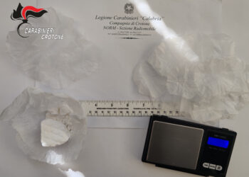 Crotone, i carabinieri di crotone individuano e traggono in arresto uno spacciatore che operava dalla propria abitazione