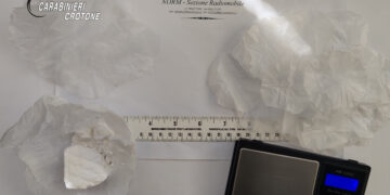 Crotone, i carabinieri di crotone individuano e traggono in arresto uno spacciatore che operava dalla propria abitazione